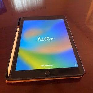 7th Gen iPad 32GB space gray w/ Apple Pencil and Case like new